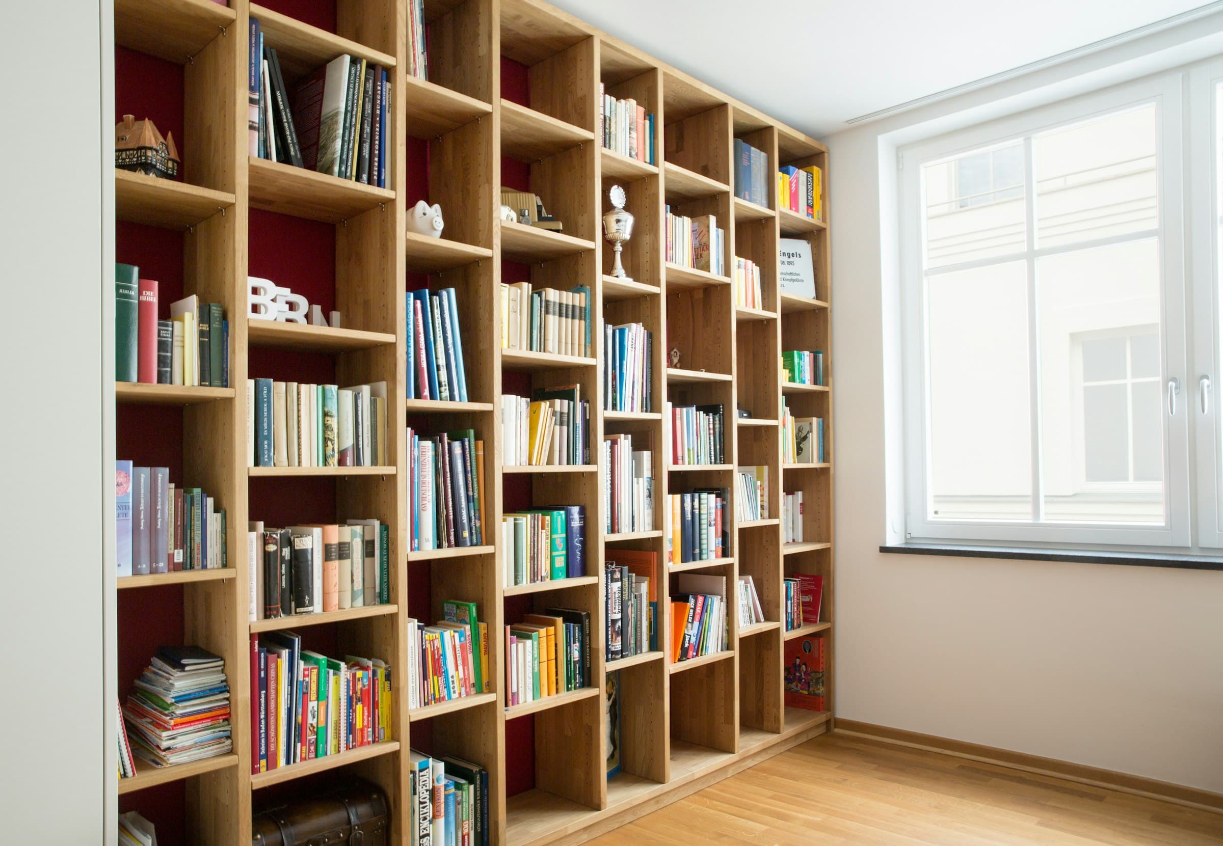 Boekenkast in eik over de volledige wand