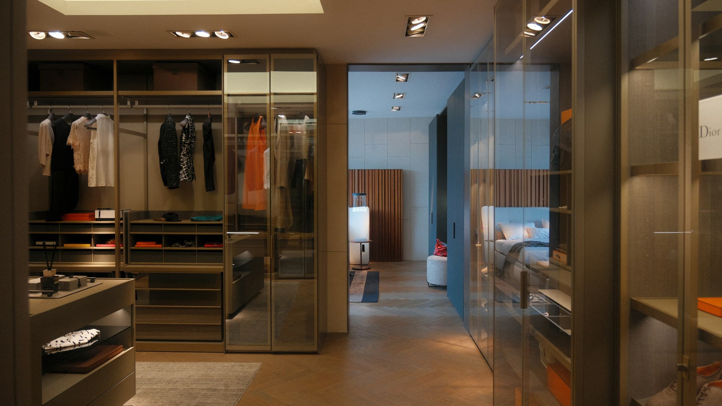Ruime inloopdressing met open kasten