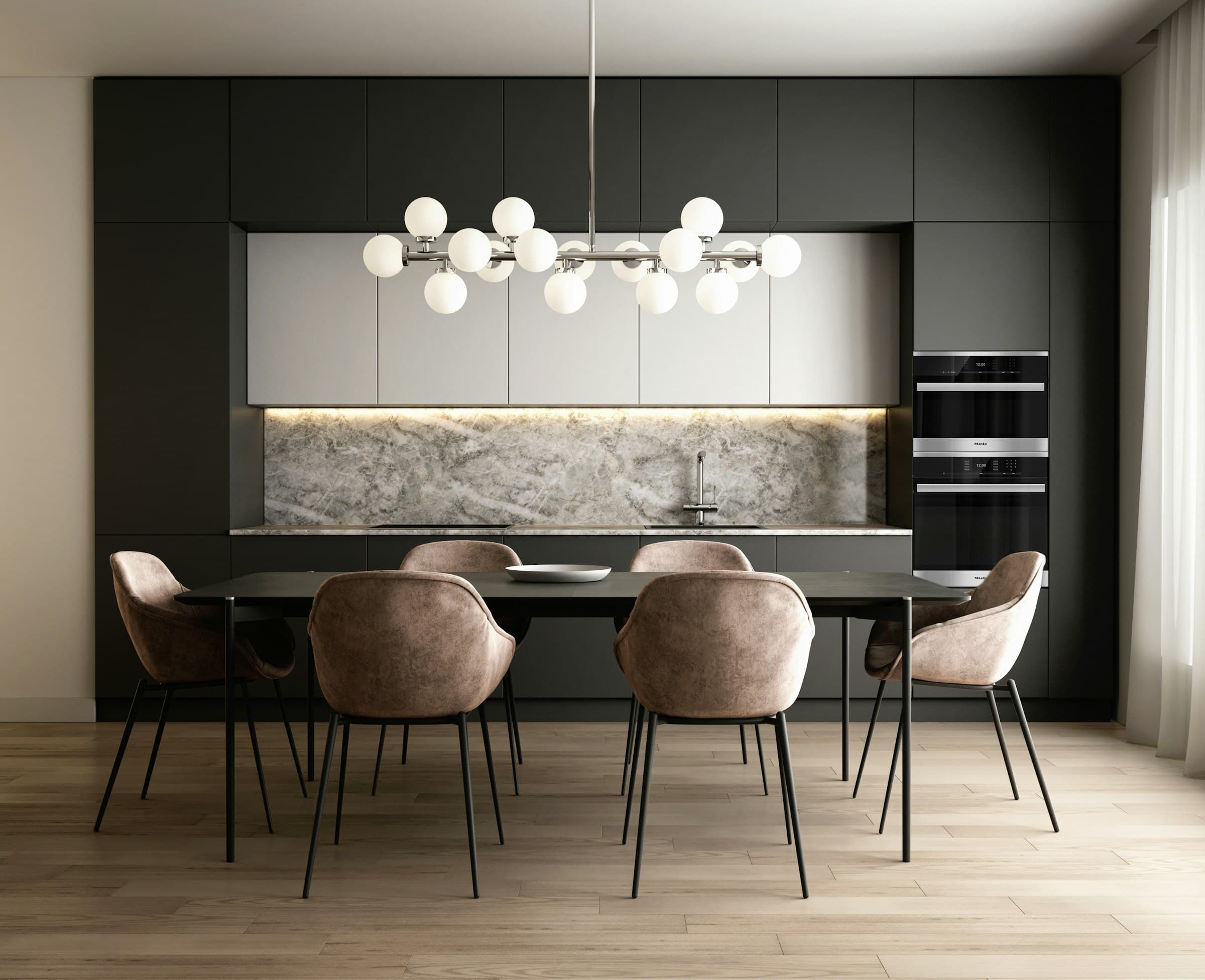 Donkere keuken met eettafel en marmeren achterwand
